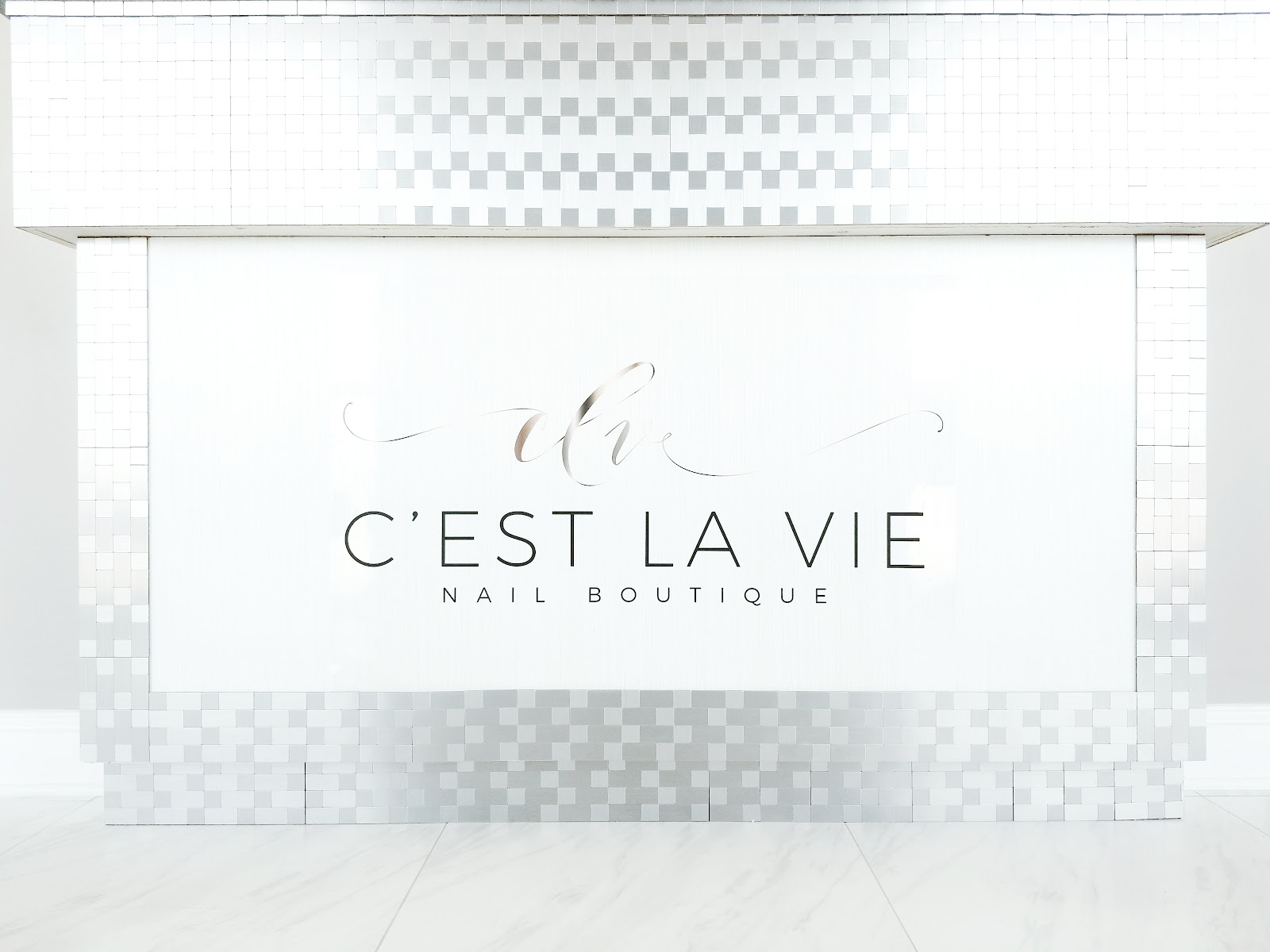 C'est La Vie Nail Boutique logo